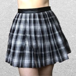 SOLD- Pleaded Black & White Skirt☠️